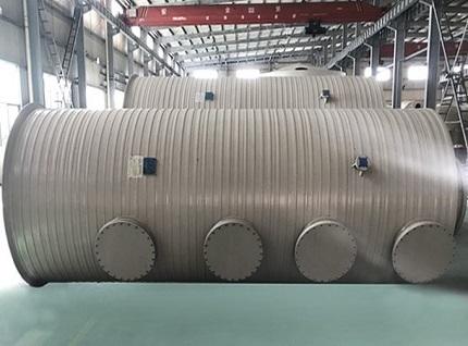 What are the considerations for selecting the appropriate size and capacity of a polypropylene storage tank