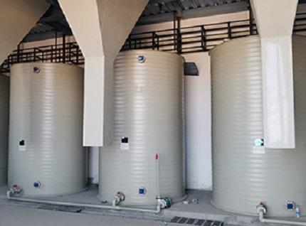 What are the characteristics of polyethylene storage tanks?